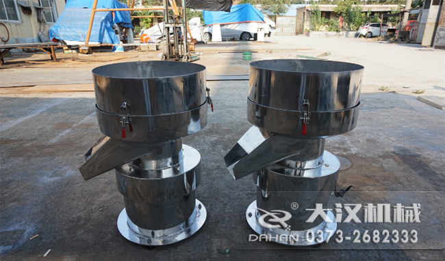 不銹鋼涂料振動(dòng)篩是一種比較受用戶(hù)歡迎的產(chǎn)品之一，主要優(yōu)勢(shì)耐酸堿，不生銹，使用壽命長(zhǎng)。